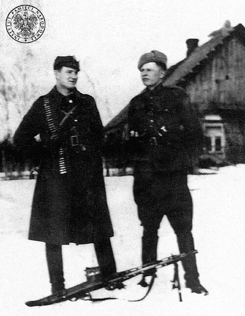Od lewej: Edward Taraszkiewicz „Żelazny”, Zdzisław Kogut „Ryś”. Lipniak, styczeń 1946 r.