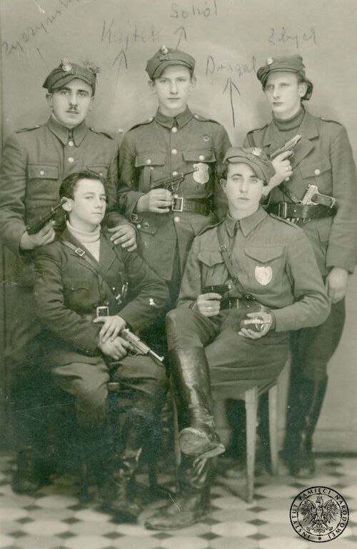 Żołnierze oddziału Aleksandra Młyńskiego "Drągala", dowódca siedzi pierwszy od prawej.