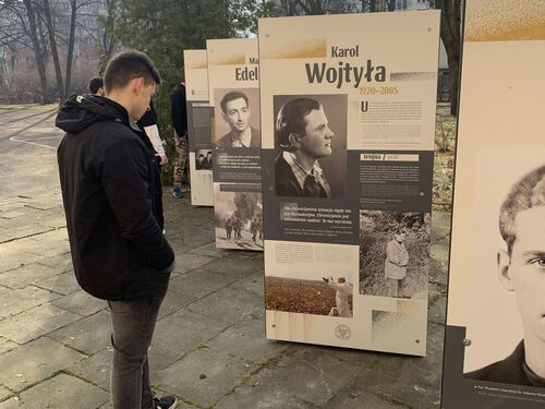 Wystawa Pokolenie Baczyńskiego na terenie ZSP im. KEN