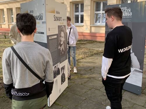 Wystawa Pokolenie Baczyńskiego na terenie ZSP im. KEN