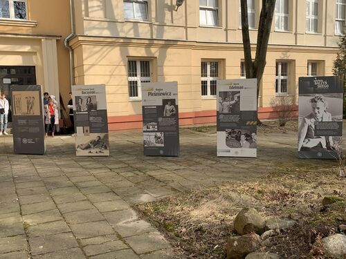 Wystawa Pokolenie Baczyńskiego na terenie ZSP im. KEN