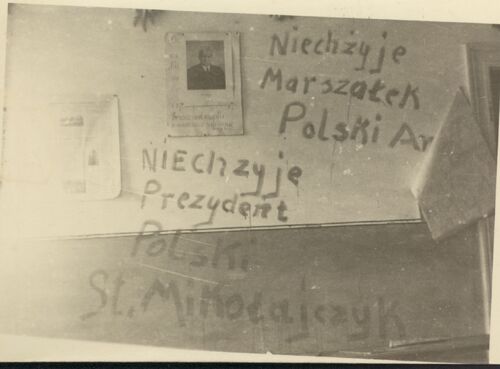 8. Akcja wykonana 13 grudnia 1949 r. w Obrze Starej (pow. Krotoszyn) przez członków Polskiego Wojska Podziemnego. Portret Mikołajczyka oraz napisy na ścianach wykonano w świetlicy ZMP przygotowanej do akademii ku czci Stalina z okazji 70 rocznicy urodzin.