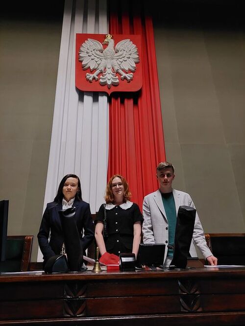 Marszałkowie XXVIII sesji SDiM: Kalina Maciejewska, Wiktoria Mielniczek i Jakub Pach. Fot. Kancelaria Sejmu