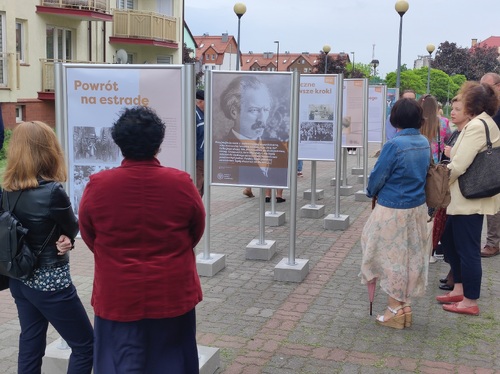 Fot.6 Otwarcie wystawy plenerowej o Ignacym Janie Paderewskim w Polkowicach 17 maja 2022 r.