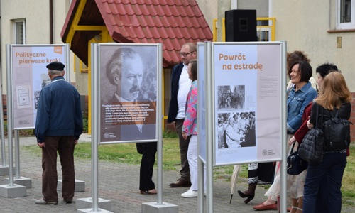 Fot.7 Otwarcie wystawy plenerowej o Ignacym Janie Paderewskim w Polkowicach 17 maja 2022 r.