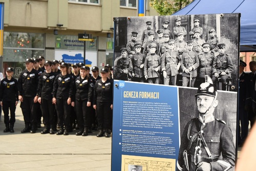 Wernisaż wystawy „Pamiętaj, że nosisz mundur"... na Placu Kwiatowym w Katowicach, 9 czerwca 2022, fot. Krzysztof Liszka/IPN