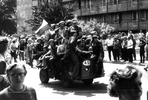 Demonstranci na ulicy 1-go Maja (obecnie 25 czerwca) w Radomiu. Autor: nieznany. Radom, 25 czerwca 1976 r. Fot. Archiwum IPN.