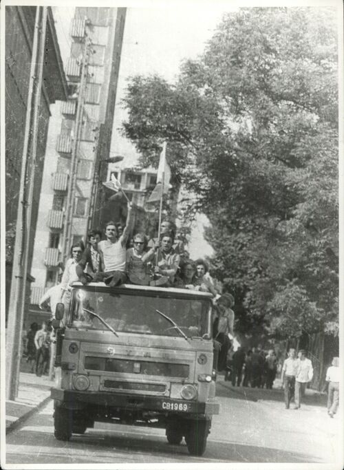 Demonstranci na ulicy 1-go Maja (obecnie 25 czerwca) w Radomiu, jadący samochodem dostawczym STAR z zakładu transportowego Państwowej Komunikacji Samochodowej (PKS) . Autor: nieznany. Radom, 25 czerwca 1976 r. Fot. Archiwum IPN.