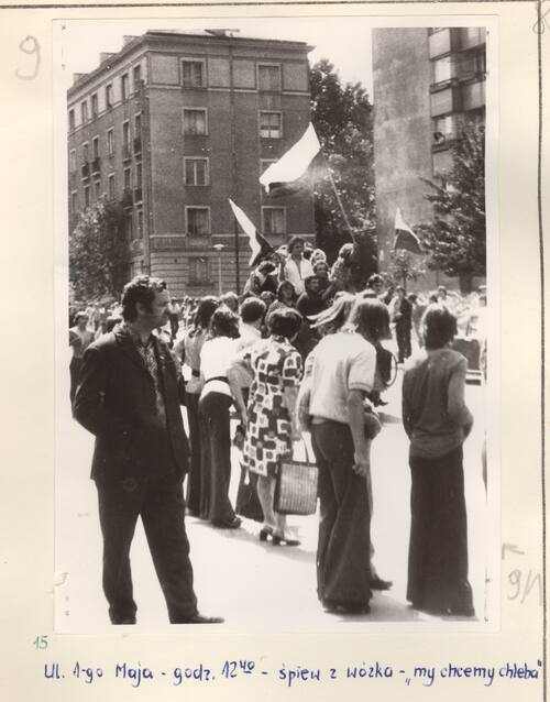 Demonstranci na ulicy 1-go Maja (obecnie 25 czerwca) w Radomiu. Opis na karcie zabezpieczającej informuje, że robotnicy jadący wózkiem akumulatorowym śpiewali &quot;My chcemy chleba&quot;.  Autor: nieznany. Radom, 25 czerwca 1976 r. Fot. Archiwum IPN.