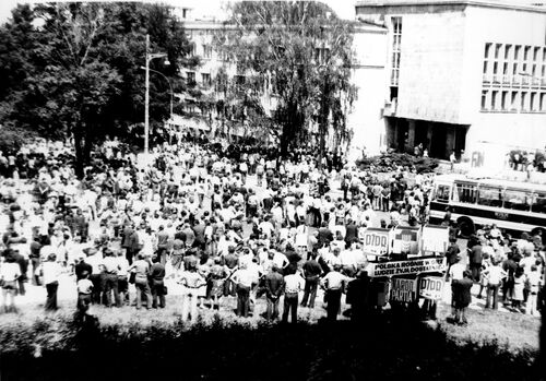 Tłum manifestujących robotników zgromadzony przed siedzibą Komitetu Wojewódzkiego PZPR przy ul. 1-go Maja (obecnie 25 czerwca) w Radomiu. Autor: nieznany. Radom, 25 czerwca 1976 r. Fot. Archiwum IPN.