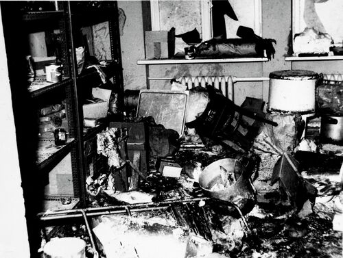 Fotografia dokumentująca stan zniszczeń po zdławieniu ognia w pomieszczeniu magazynowym w Komitecie Wojewódzkim PZPR w Radomiu. Autor: nieznany. Radom, 25 czerwca 1976 r. Fot. Archiwum IPN.