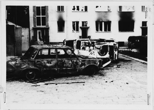 Spalone samochody na zapleczu budynku KW PZPR. Autor: nieznany. Radom, 25 czerwca 1976 r. Fot. Archiwum IPN.