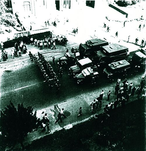 Do rozpędzenia robotniczej manifestacji w Radomiu, komunistyczne władze wysłały setki, uzbrojonych w pałki i tarcze milicjantów, wspieranych pojazdami specjalnego przeznaczenia. Autor: nieznany. Radom, 25 czerwca 1976 r. Fot. Archiwum IPN.