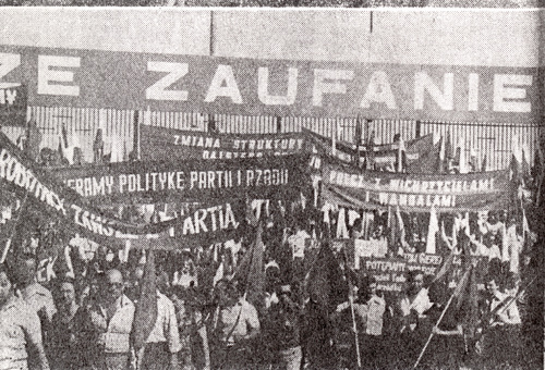 Po wydarzeniach z 25 czerwca, komunistyczne władze chciały przekonać społeczeństwo, że mają pełne poparcie wśród robotników a w radomskie wydarzenia były jedynie dziełem wywrotowców i &amp;amp;quot;warchołów&amp;amp;quot; jak nazwali manifestantów komunistyczni propagandziści. Kulminacją kampanii propagandowej był wiec zorganizowany 30 czerwca 1976 r. w Radomiu. Na stadion klubu sportowego „Radomiak” zwieziono delegacje z kilku ościennych województw. Na trybunach zasiadło ok. 35 tys. ludzi, ze szturmówkami i tysiącami propagandowych transparentów („Towarzysz Gierek naszym wzorem”, „Niech żyje KC PZPR”). Za postawę radomian przepraszał ówczesny prezydent tego miasta Tadeusz Karwicki. Autor: nieznany. Radom, 30 czerwca 1976 r. Fot. Archiwum IPN.