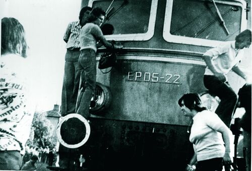 Robotnicy zakładów Zrzeszenia Przemysłu Ciągnikowego „Ursus” zatrzymują pociąg osobowy. Autor: nieznany. Ursus, 25 czerwca 1976 r. Fot. Archiwum IPN.