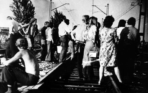 Robotnicy zakładów Zrzeszenia Przemysłu Ciągnikowego „Ursus” zatrzymują pociąg osobowy. Autor: nieznany. Ursus, 25 czerwca 1976 r. Fot. Archiwum IPN.