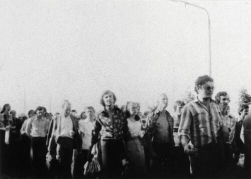 W Płocku od rana 25 czerwca 1976 r. do strajku przystąpili robotnicy ówczesnych Mazowieckich Zakładów Rafineryjnych i Petrochemicznych, a także Przedsiębiorstwa Remontowo-Montażowego „Naftoremont” oraz Przedsiębiorstwa Robót Elektrycznych „Elektromontaż”. Autor: nieznany. Płock, 25 czerwca 1976 r. Fot. Archiwum IPN.