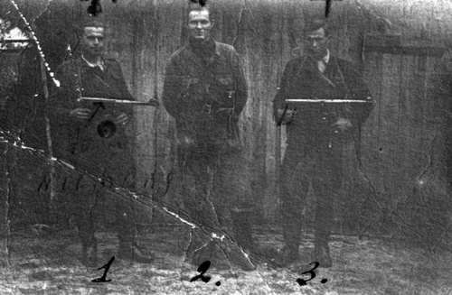 Od lewej: Henryk Wybranowski „Tarzan”, Edward Taraszkiewicz, „Żelazny”, Władysław Korzeniewski „Fredek”. Łowiszów, przed domem Janiny Korzeniewskiej „Wandy” (siostry „Fredka”), wrzesień 1948 r. (Fot. AIPN)