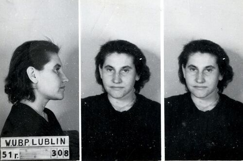 Regina Ozga „Lilka”, łączniczka oddziału „Żelaznego”, zdjęcie sygnalityczne wykonane przez UB, Lublin 1951 r. (Fot. AIPN)