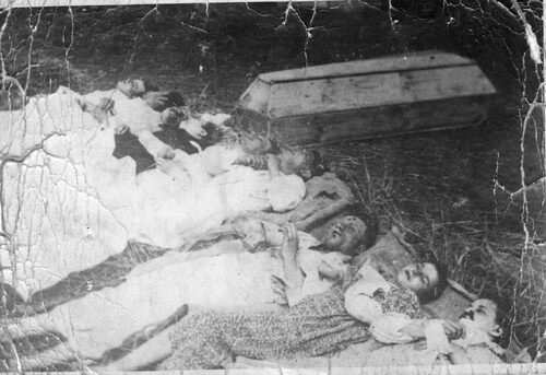 Zwłoki członków rodziny Rudnickich zamordowanych we wsi Chobułtów (ob. Chobułtowa) k. Włodzimierza Wołyńskiego przez nacjonalistów ukraińskich. Na zdjęciu widoczne zwłoki m.in. głowy rodziny Wilhelma, jego synów Edwarda (25 l.), Wilhelma (22 l.) i Bolesława (19 l.) oraz XX Hradca (kuzyna rodziny, narodowości czeskiej) i Henryka NN (19 l., wychowanka rodziny Rudnickich), pozostali niezidentyfikowani. Wszyscy zostali pochowani na cmentarzu we Włodzimierzu Wołyńskim.