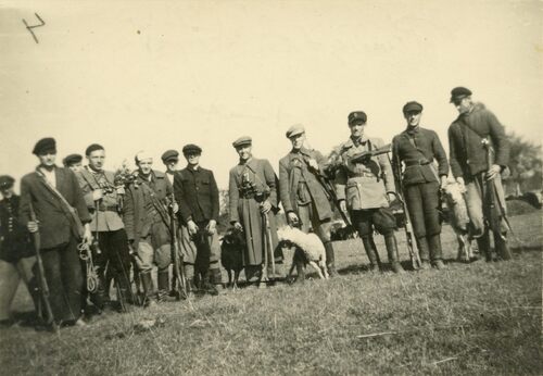 Członkowie polskiej samoobrony we wsi Przebraże w powiecie Łuck w województwie wołyńskim, utworzonej w celu obrony mieszkańców przed atakami oddziałów UPA.