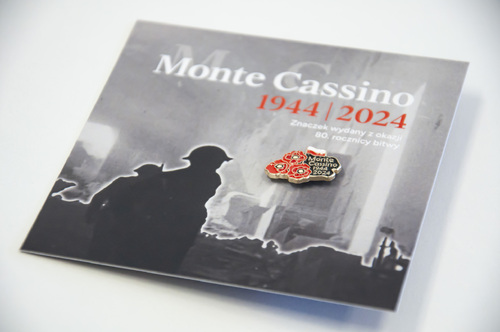 Przypinka upamiętniająca 80. rocznicę bitwy o Monte Cassino, fot. Aleksandra Korol-Chudy / IPN