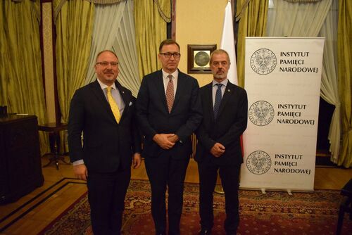 Ambasador Arkady Rzegocki, prezes IPN Jarosław Szarek oraz Jan Falkowski (Ognisko Polskie) inaugurują „Przystanek Historia” w Londynie