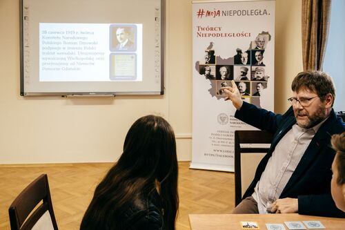 Grzegorz Nawrot (OBEN IPN w Łodzi) objaśnia reguły gry „Twórcy niepodległości”